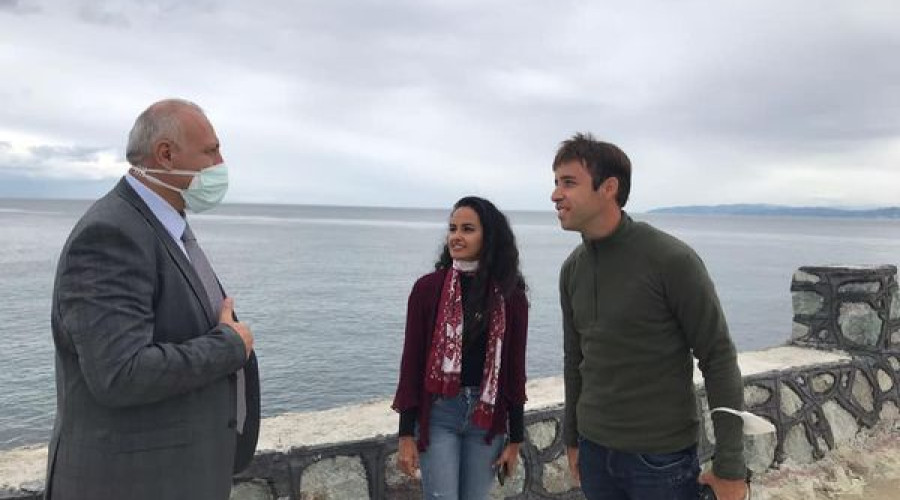 Başkan Çebi Araklı Sahilinde Yabancı Turistlerle Sohbet Etti