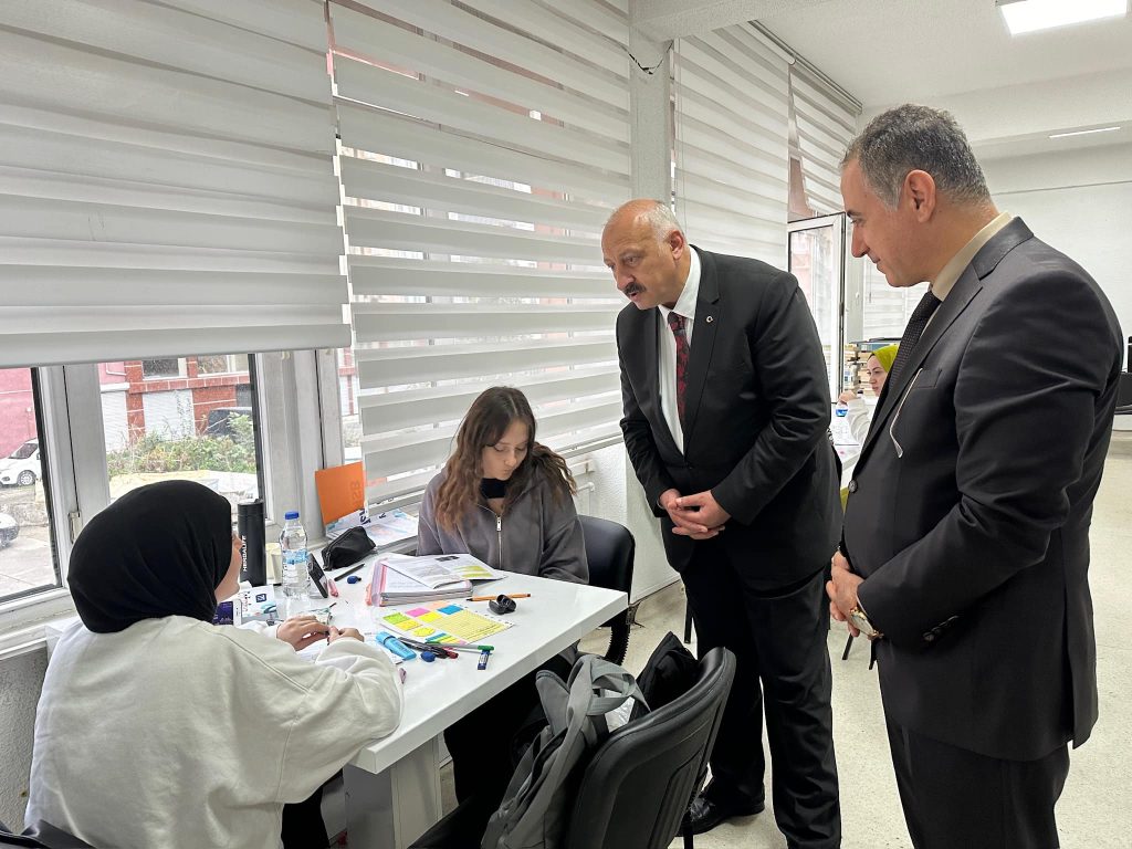 trabzon il kultur ve turizm muduru arakli kutuphane ziyareti 2